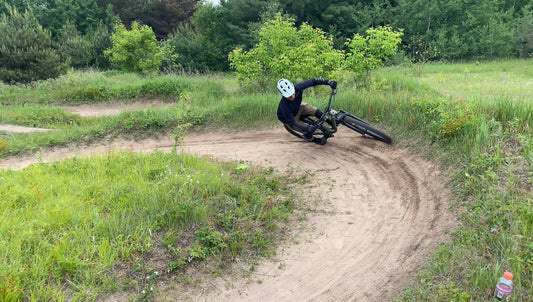 Minii mountain bike turns